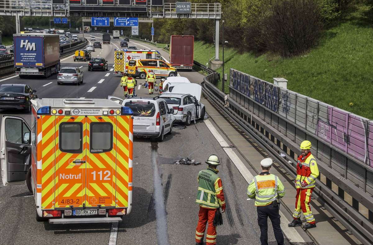 Unfall auf der A8 bei Leonberg: Drei Verletzte und kilometerlanger Stau