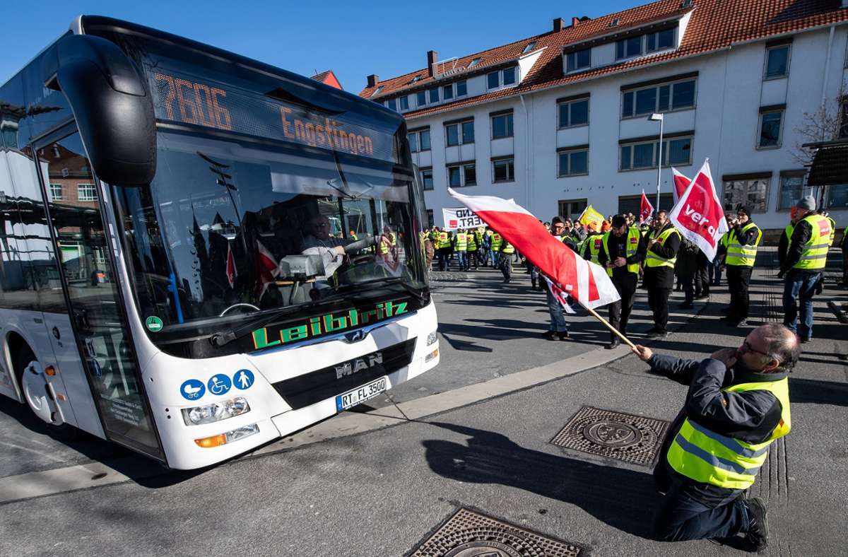 Tarifkonflikt im Busgewerbe: Warnstreiks der Omnibusfahrer weiten sich aus