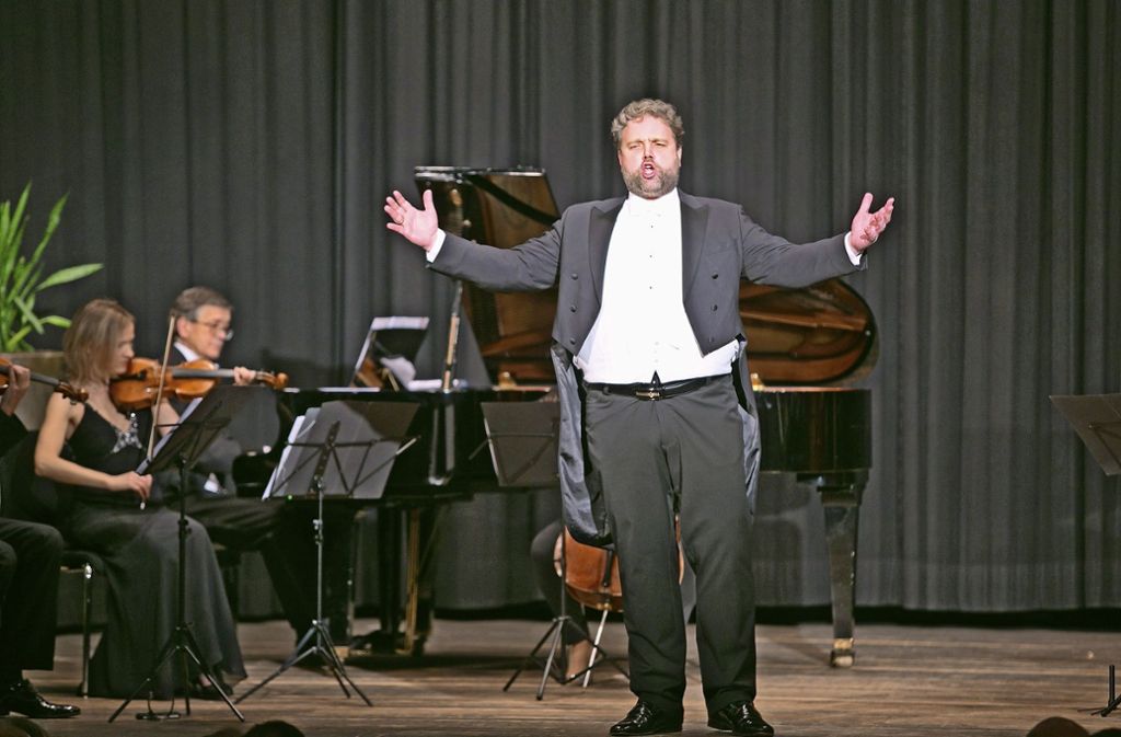 Beschwingter und mitreißender Auftritt des Stuttgarter Operettenensembles: Schunkelnd ins neue Jahr