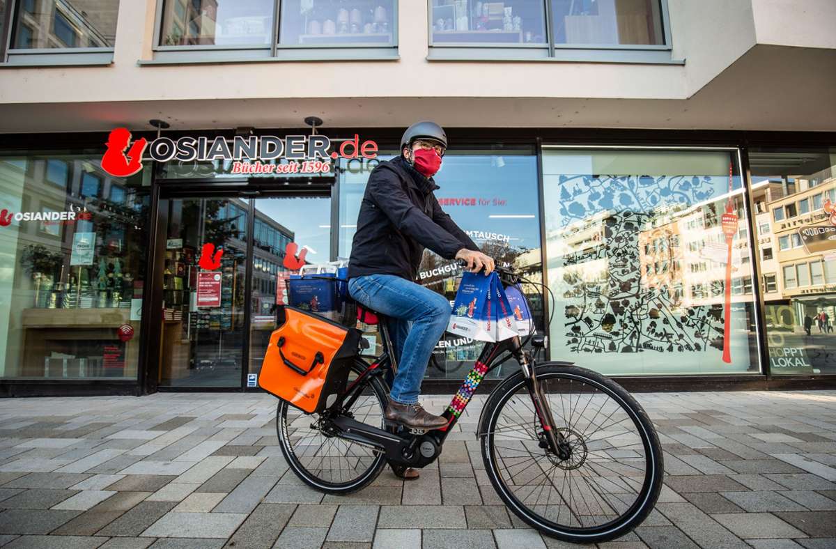 Wenn es für die Paketpost zu spät ist: Osiander fährt in der Innenstadt mit dem Fahrrad zu den Kunden. Foto: Lichtgut/Leif Piechowski