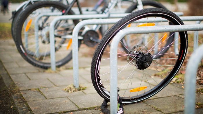 Fahrraddieb verrät sich durch freihändiges Radeln