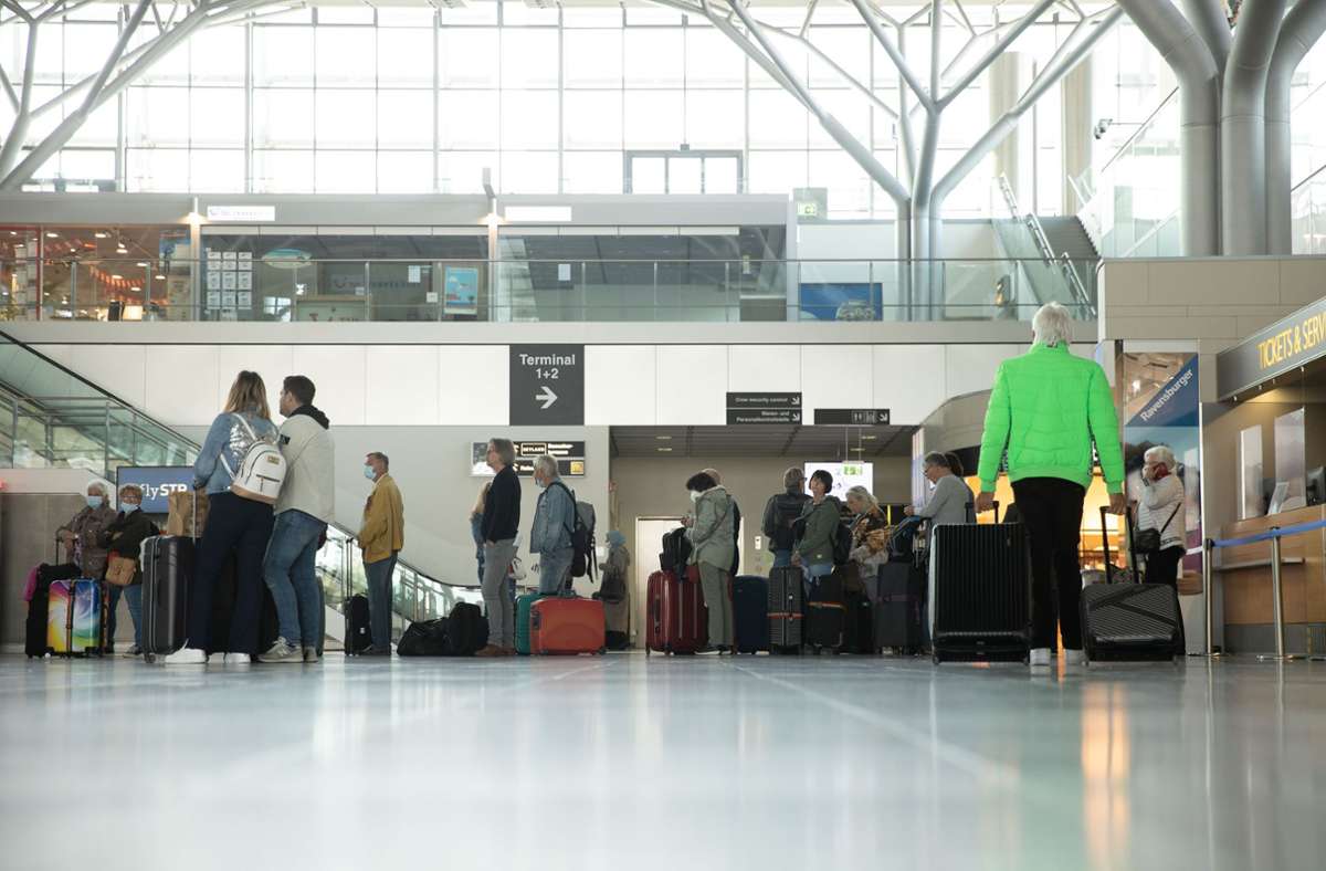 Reisewelle am Stuttgarter Flughafen: Reisende freuen sich über  Urlaub ohne Einschränkung