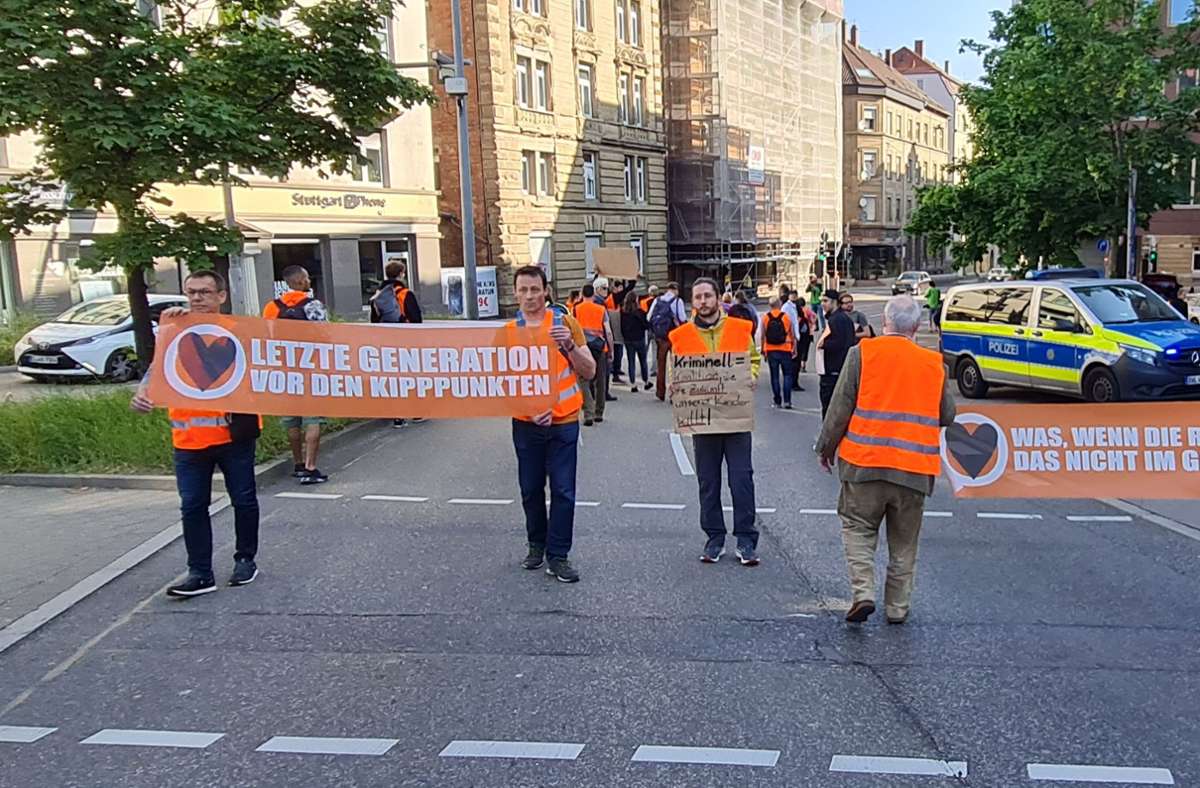 Die Letzte Generation protestiert in Stuttgart gegen die Razzien am Mittwoch.