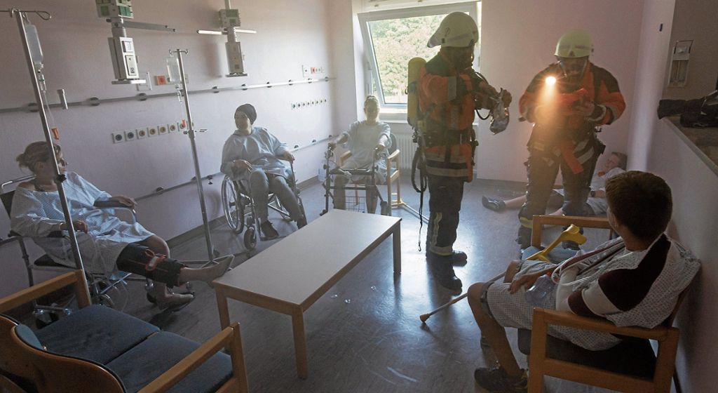 OSTFILDERN:  Feuerwehr absolviert ihre Hauptübung in der Medius-Klinik Ruit: Laute Hilferufe aus der alten Intensivstation