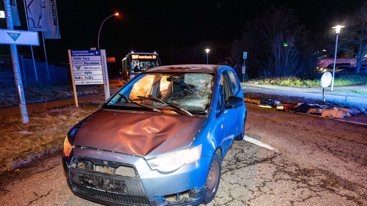 Unfall in Korntal-Münchingen: Autofahrerin erfasst Fußgänger – 20-Jähriger schwer verletzt