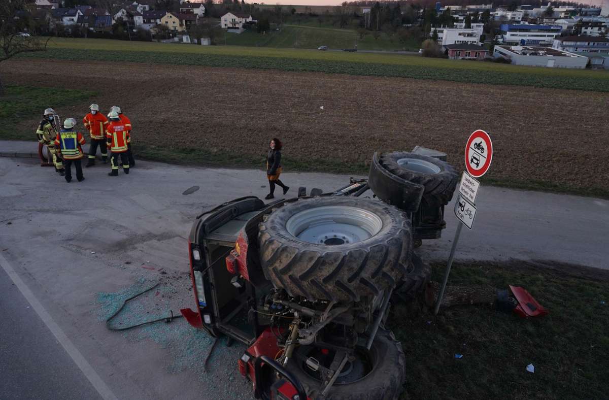 Kreis Ludwigsburg: Traktor überschlägt sich bei Unfall  – zwei Leichtverletzte