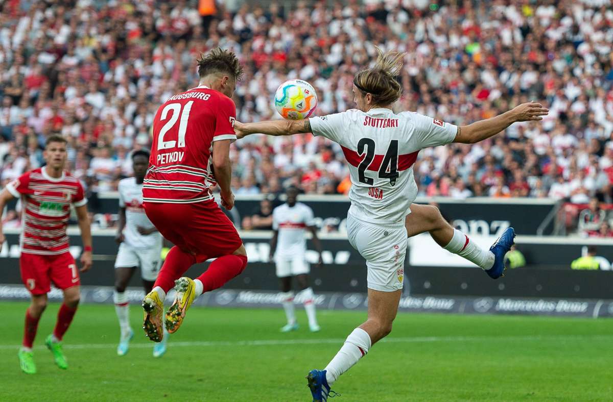 Lukas Petkov köpft Borna Sosa an den Arm, doch die Pfeife von Schiedsrichter Tobias Stieler bleibt stumm. In unserer Bildergalerie blicken wir auf das VfB-Spiel gegen Augsburg zurück.