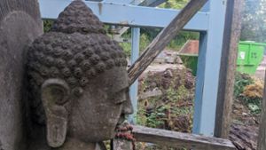 Langes Warten auf buddhistischen Friedhof