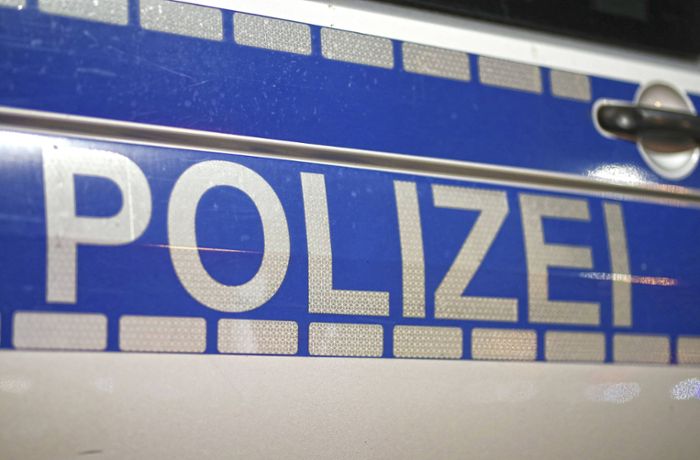 Neuhausen auf den Fildern: 14-Jähriger flüchtet mit Mercedes  vor Polizei – Beifahrer springt aus Auto