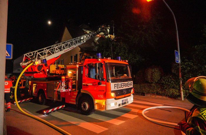 Feuerwehr in Neuffen: Dämmung von Dachstuhl brennt