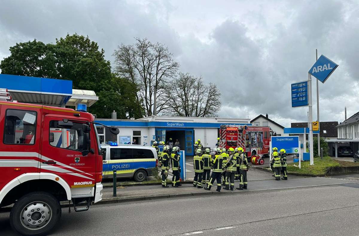 Kurioser Unfall in Erdmannhausen: Senior rast in  Waschanlage