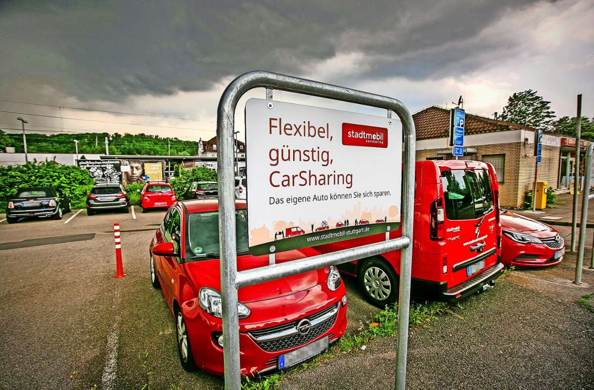 Eine Verleihstation von Stadtmobil am Oberesslinger Bahnhof. Die Zahl der Nutzer des Carsharing-Anbieters hat zugenommen. Foto: Roberto Bulgrin