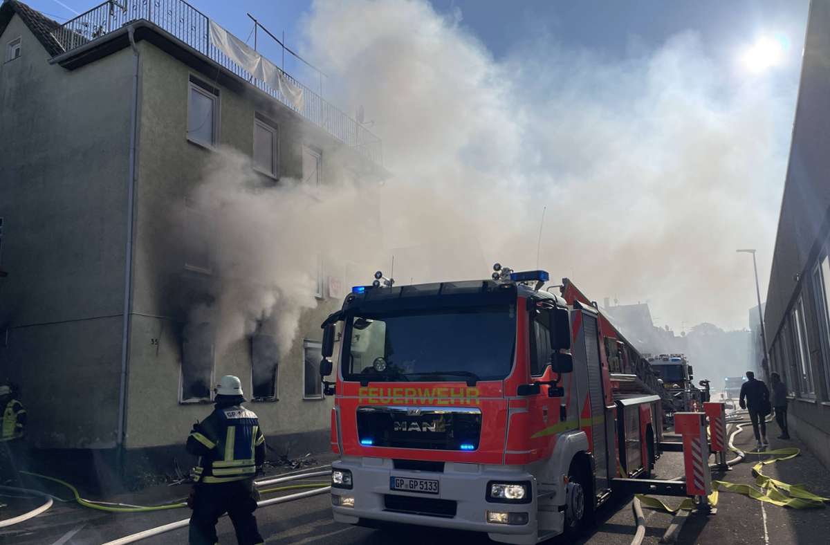 Feuerwehr-Einsatz in Göppingen: Flammen schlagen aus dem Fenster eines Wohnhauses