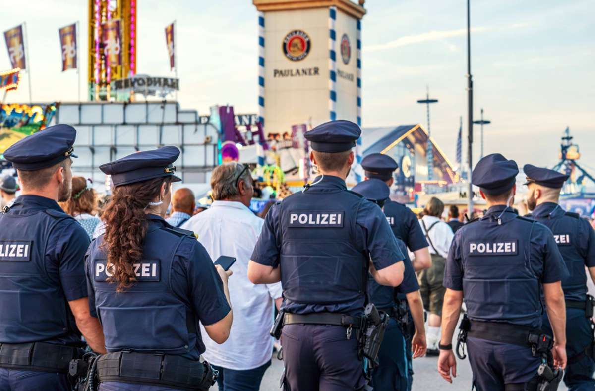 Oktoberfest München: Mehrere Übergriffe auf Polizisten: Gast muss gefesselt zur Wiesn-Wache