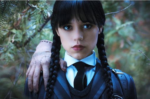 Jenna Ortega als Wednesday Addams mit dem Eiskalten Händchen Foto: Netflix/Vlad Cioplea