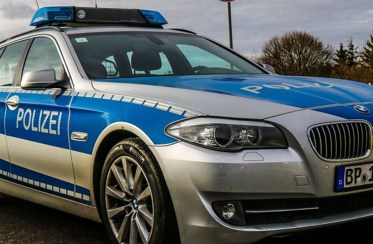 Polizistin  leicht verletzt: Lkw-Fahrer  kollidiert bei Filderstadt leicht mit einem Streifenwagen
