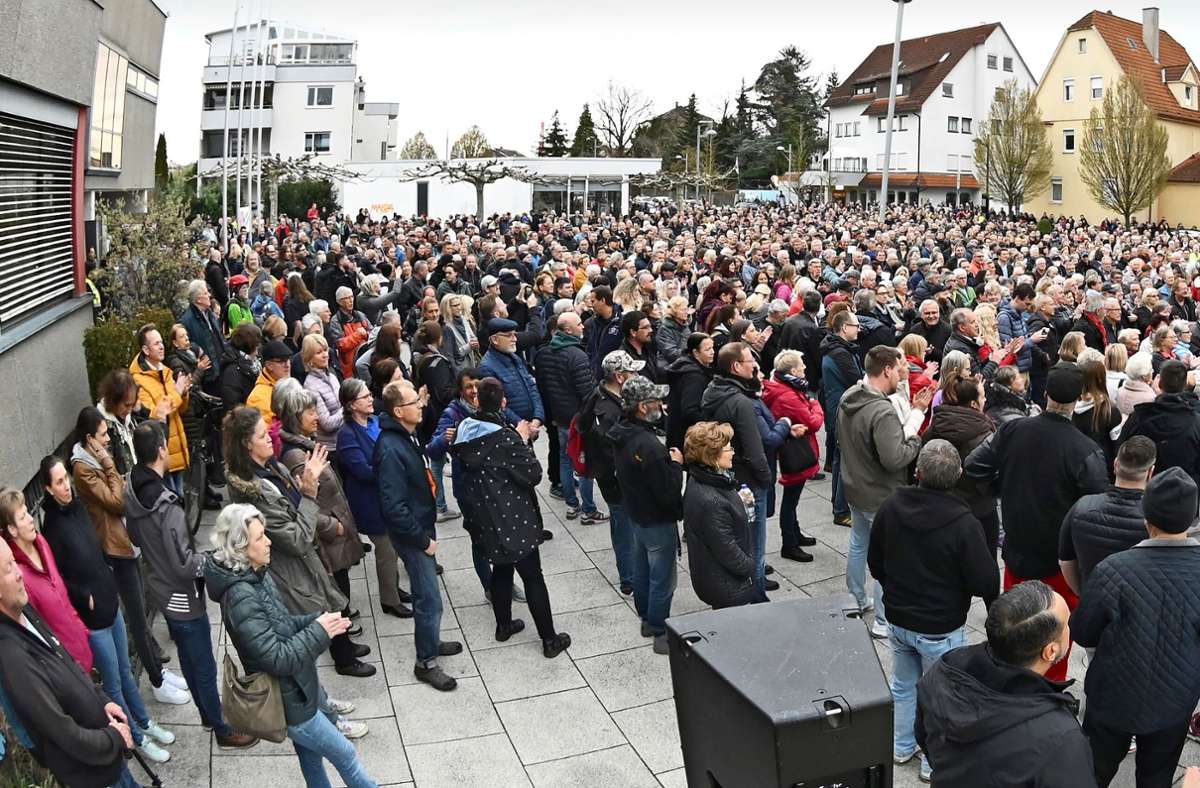 Erbost, aber friedlich: Demonstranten aus Tamm und Asperg vereint  auf dem Tammer Rathausplatz