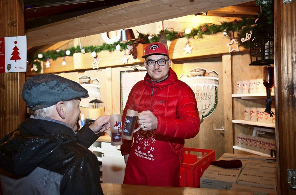 Glühwein-Verkauf für die EZ-Weihnachtsspendenaktion gehört für Turnerschaft und Wirtschaftsjunioren zur Adventszeit: Engagiert für den guten Zweck