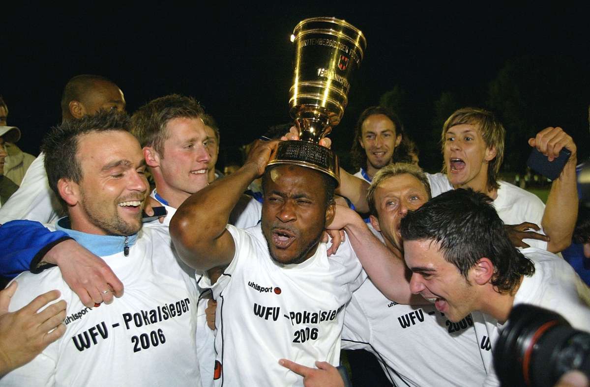 Bashiru Gambo mit dem Pott auf dem Kopf: Der letzte WFV-Pokal-Sieg der Stuttgarter Kickers stammt aus dem Jahr 2006.
