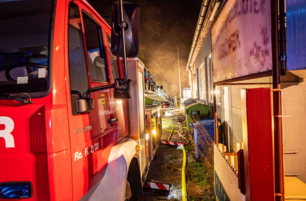 Brand in Filderstadt: Reifenstapel bei Werkstatt in Bonlanden fängt Feuer