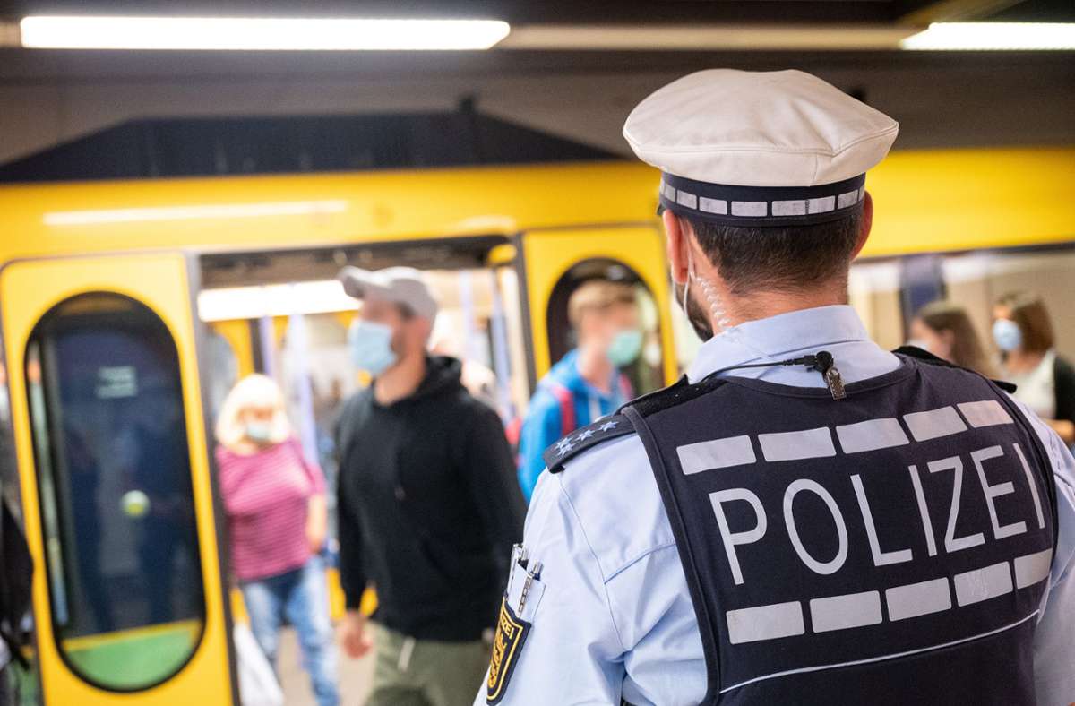 Fahrscheinkontrolle in Esslingen eskaliert: Frau ohne Ticket verletzt Zugbegleiter  mit Messer