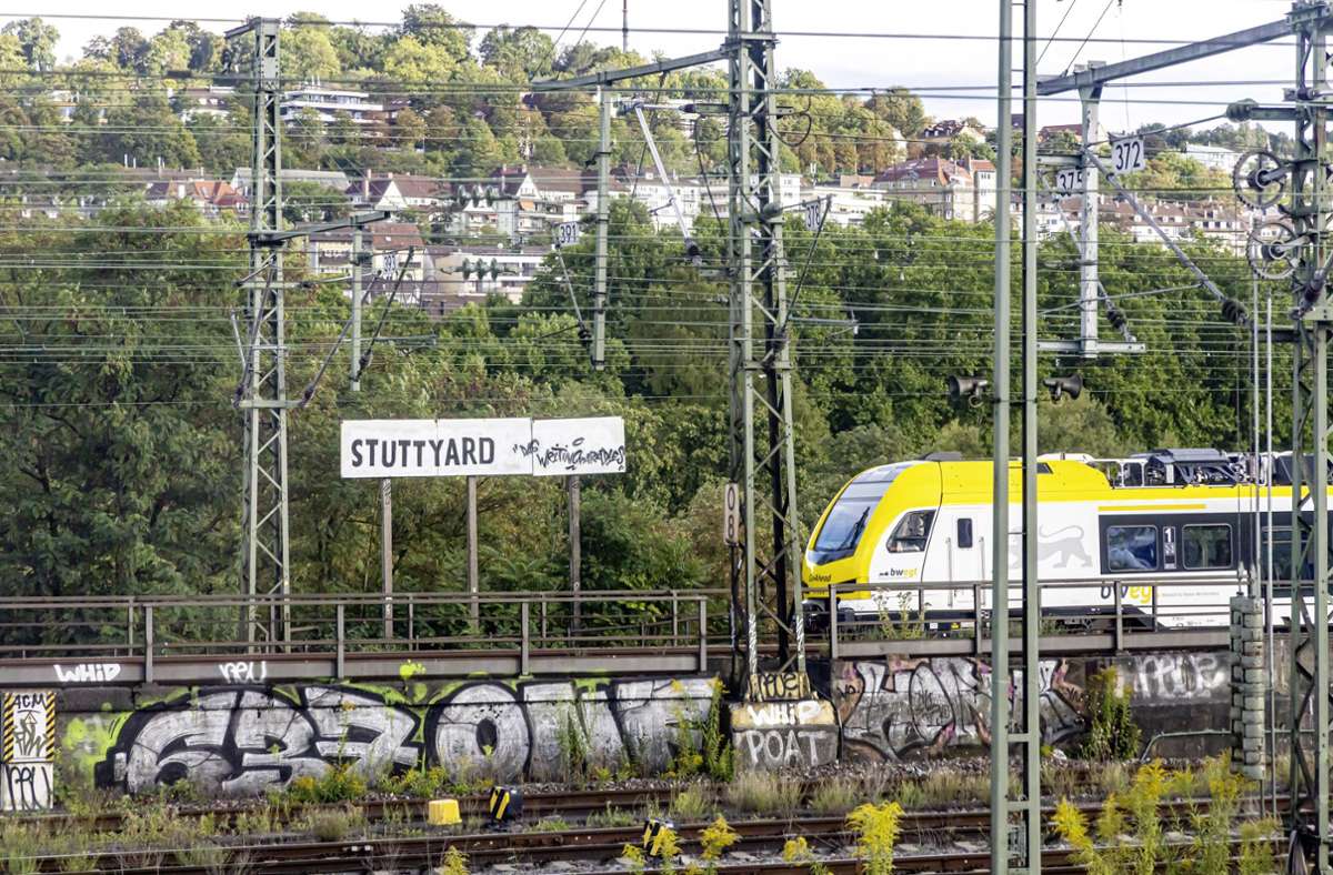 Willkommen in „Stuttyard“ – Unbekannte haben ein Schild am Stuttgarter Hauptbahnhof übermalt.
