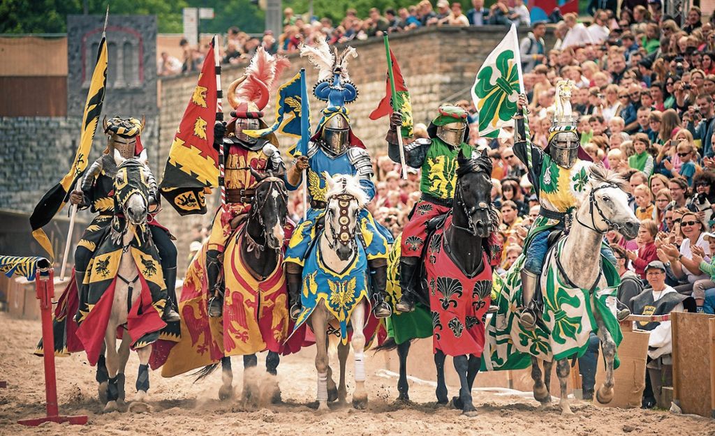Starke Ritter hoch zu Ross - die Maximilian Ritterspielen sind wie eine Reise in längst vergangene Zeiten. Foto: Horber Ritterspiele/oh