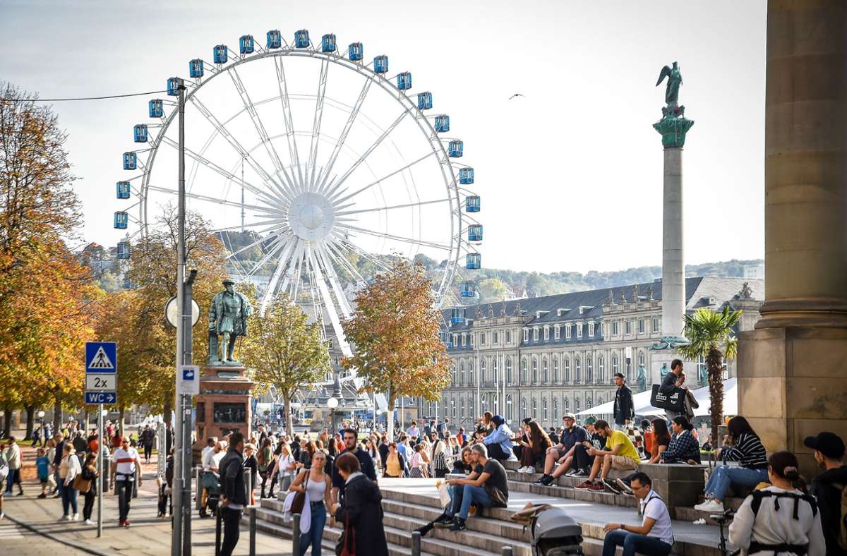 Die Menschen genießen in Stuttgart die letzten warmen Sonnenstrahlen des Herbstes.