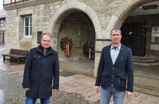 Die stellvertretenden Bürgermeister Ulrich Roth (links) und Harald Dietz halten die Geschäfte im Rathaus von Niederstetten am Laufen. Foto: red/Wein