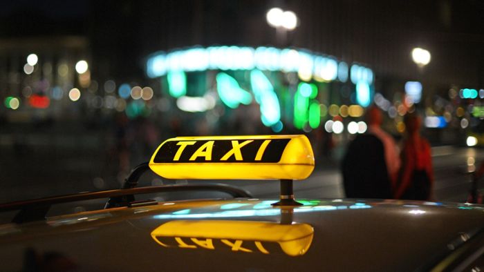 Taxifahrer mit Messer bedroht – milde Strafe für Angeklagten