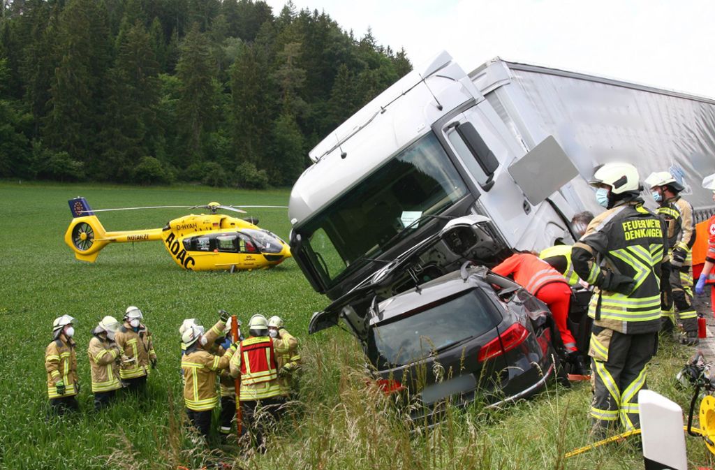 Unfall in Oberbayern: Auto kollidiert mit Laster – Mutter und drei Jugendliche tot