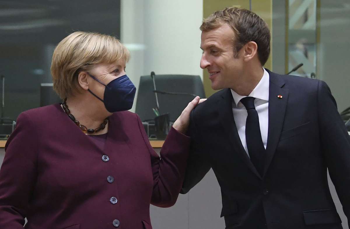 Angela Merkel wird vom französischen Präsidenten Emmanuel Macron in Brüssel herzlich begrüßt. Für die deutsche Kanzlerin war es der wohl letzte EU-Gipfel. Foto: dpa/John Thys