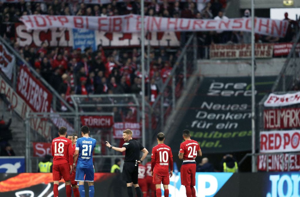 Die Plakate gegen Dietmar Hopp haben am Samstag für Unterbrechungen der Partie zwischen dem FC Bayern München und der TSG Hoffenheim gesorgt.