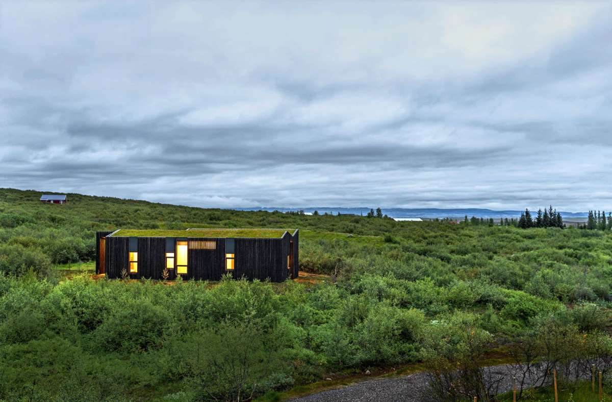 Bettet sich achtsam in die Landschaft: Ein Haus in Island, bei dem die für den Bau abgetragene Vegetation nun auf dem Dach weiterwächst.