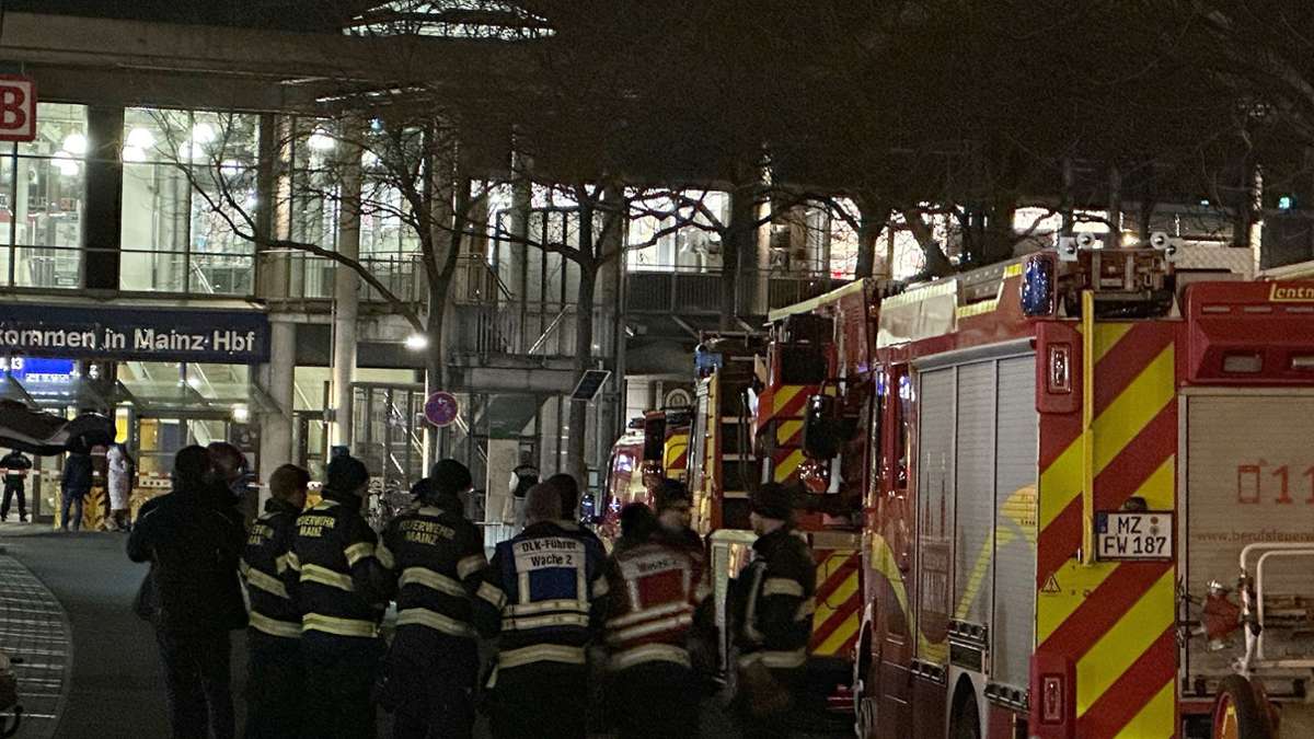 Unbekannter hatte Gewalttat angekündigt: Polizei sperrt Hauptbahnhof Mainz
