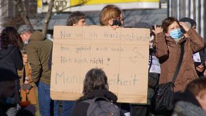 Demonstranten kritisieren Medien vor dem Landesstudio des ZDF