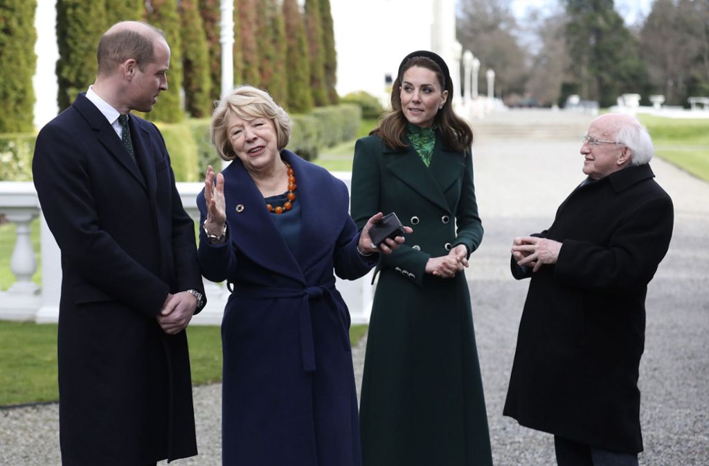 Prinz William und Herzogin Kate wurden in Dublin von Präsident Michael Higgins und seiner Frau Sabina empfangen.