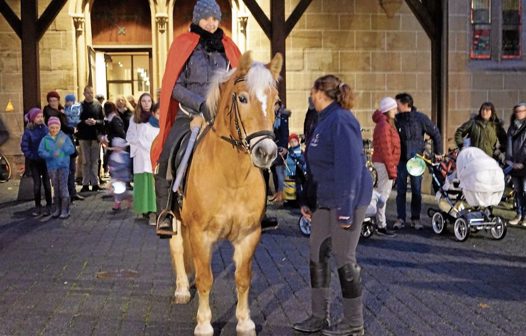 ESSLINGEN:  400 Kinder und Eltern begleiten Sankt Martin bei seinem Ritt durch die Altstadt: Geteilte Brezeln schmecken einfach besser
