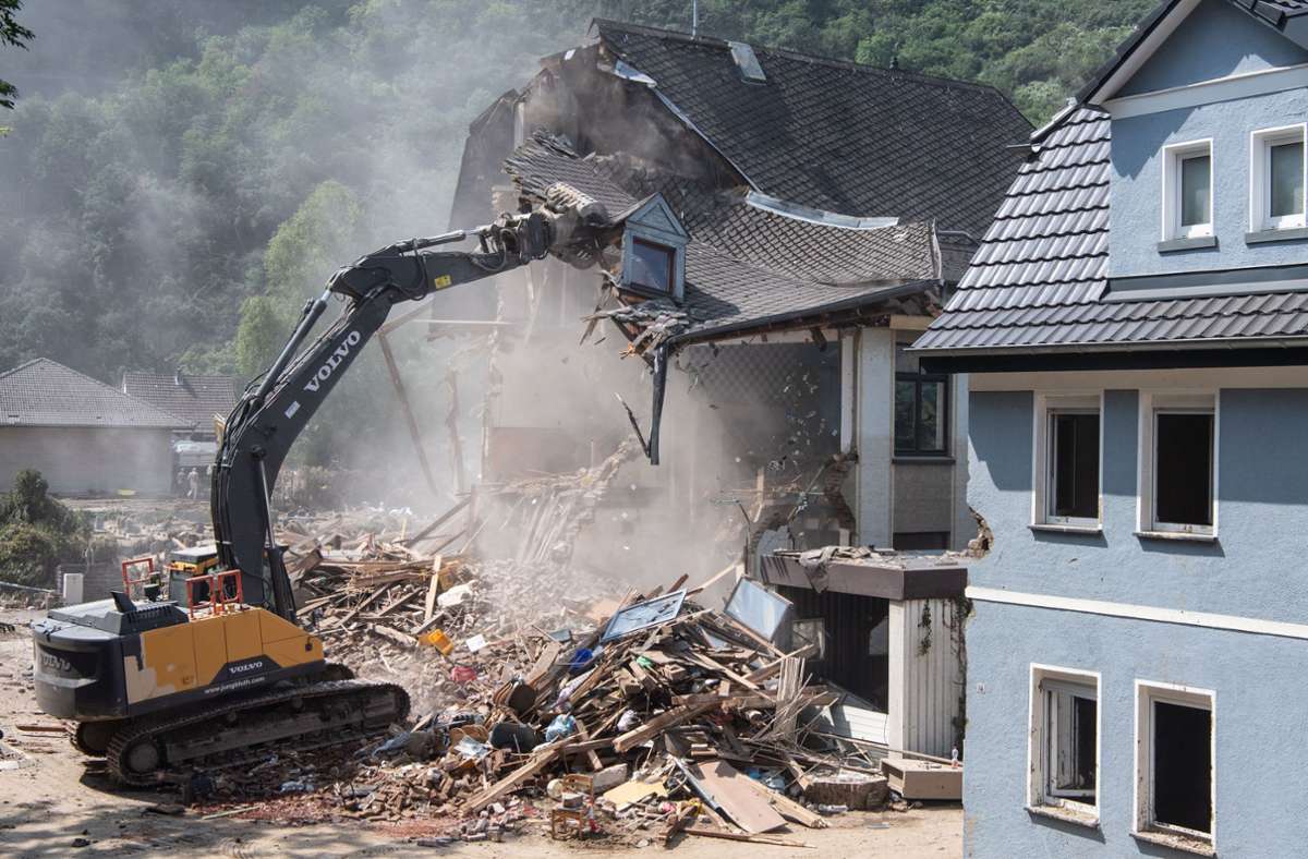 Die Schäden nach einer Flutkatastrophe wie hier in Altenahr können immens sein. Hilft eine Pflichtversicherung? Foto: dpa/Boris Roessler