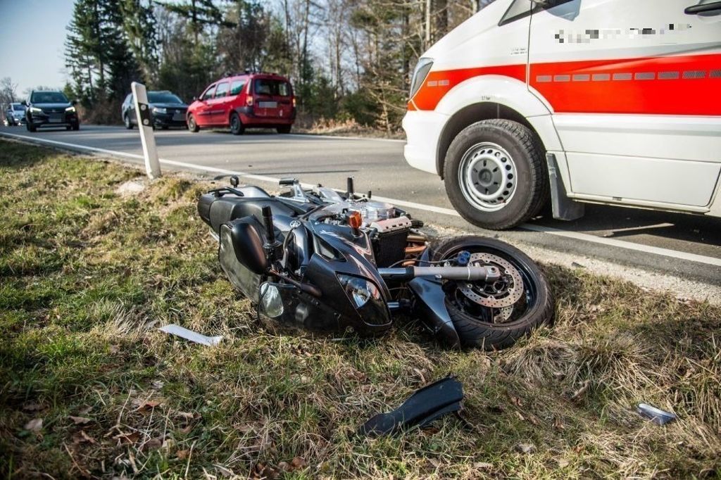 Fahrschüler musste vom Rettungsdienst mit leichten Verletzungen in Klinik gebracht werden: Plochingen: Fahrlehrer fährt auf 46-jährigen Motorradfahrschüler auf