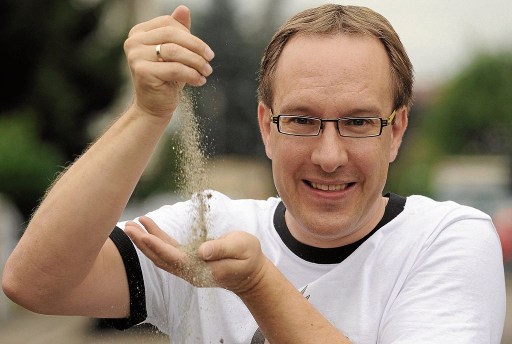 Fast 6000 Sandproben aus aller Welt hat Daniel Helber. Doch mittlerweile gibt es Wichtigeres für ihn - wie Salsatanzen mit seiner Frau. Foto: Kaier Quelle: Unbekannt