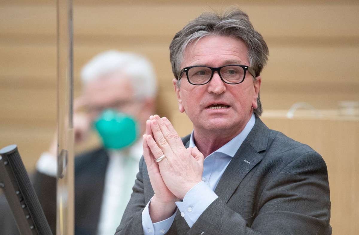 Coronavirus in Baden-Württemberg: Minister Lucha verschickt Millionen Briefe mit Anleitung für Impf-Hotline