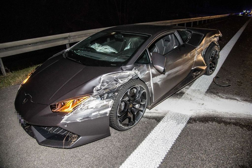 Der Fahrer eines Lamborghinis verlor die Kontrolle: Vier Verletzte bei Unfall nahe Kirchheim