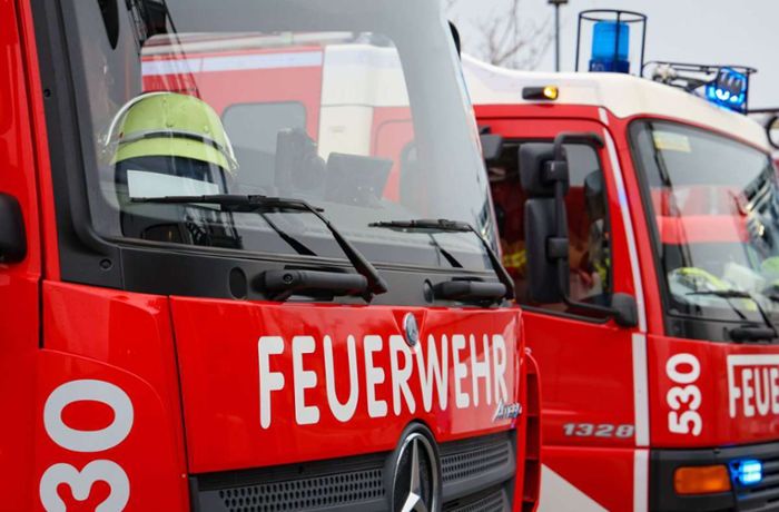 Feuerwehreinsatz auf der A 8 bei Ostfildern: Auto brennt wegen technischen Defekts
