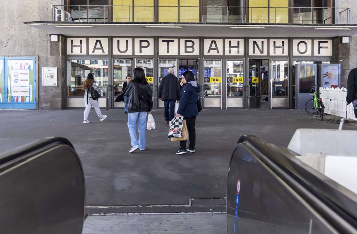 Vorfall am Ulmer Hauptbahnhof: 45-Jähriger nimmt Tablette  an und muss ins Krankenhaus