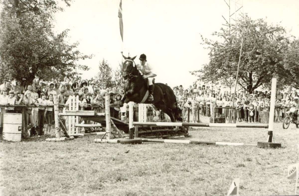 1983 fand beim  Reitfest auf der damals neuen Anlage ein Hindernis-Wettlauf zwischen Pferd und Motorrad statt. Foto:  