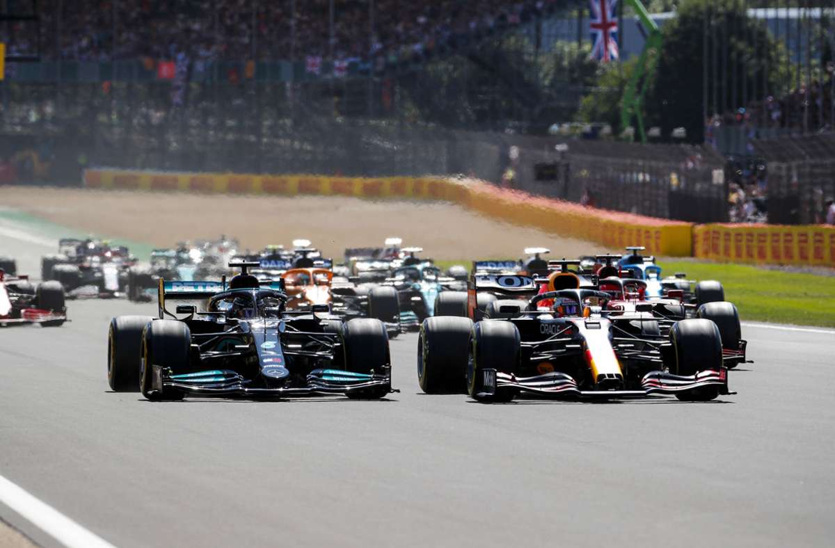 Formel 1 in Silverstone: Verstappen kracht in Reifenstapel – Rennen unterbrochen