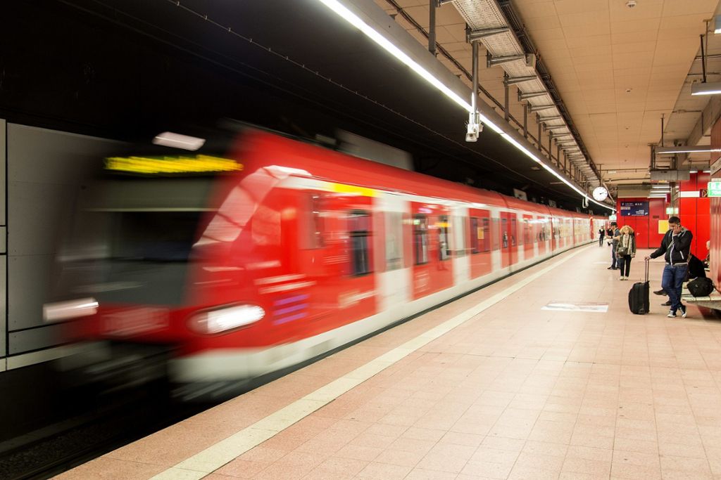 Mitarbeiter der deutschen Bahn konnten einen der waghalsigen Passagiere festhalten: Männer fahren auf Dach von S-Bahn mit