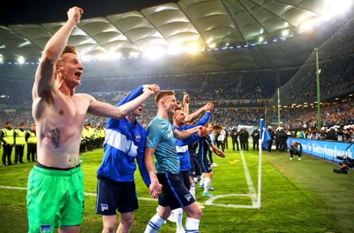 Die Hertha-Profis feiern die Last-Minute-Rettung. Foto: IMAGO/Jan Huebner/IMAGO/Michael Taeger