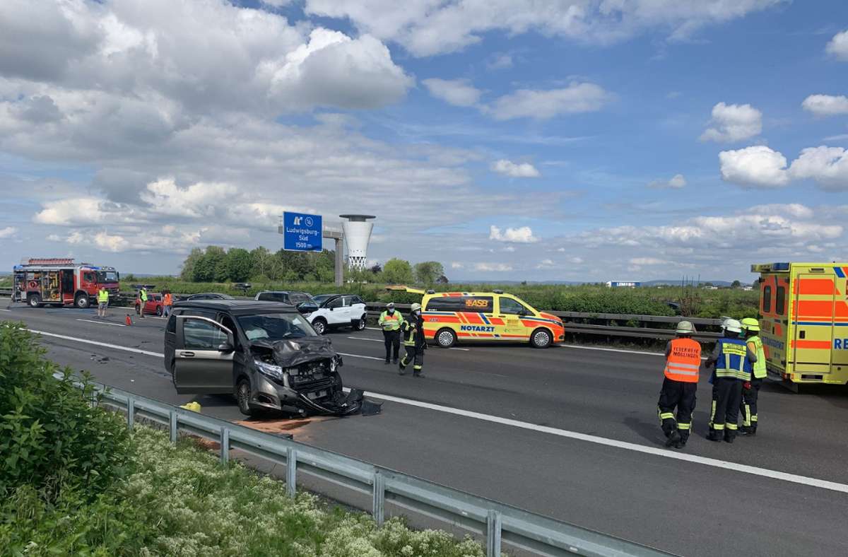 Schwerer Unfall  bei Ludwigsburg-Süd: In Pannenfahrzeug gekracht – A81 zeitweise voll gesperrt